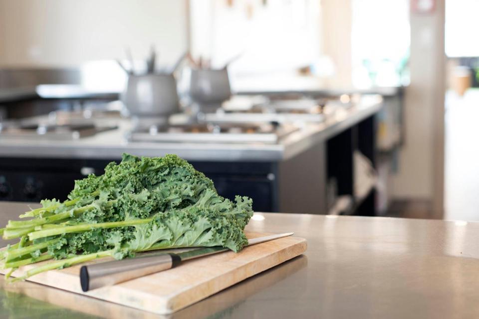 纳尔逊 大桥背包客旅舍旅舍 外观 照片 Kale on a cutting board